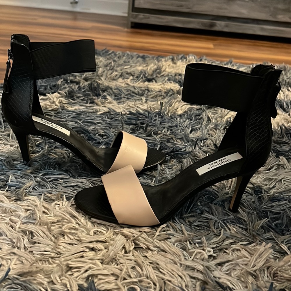Vera Wang short Heels